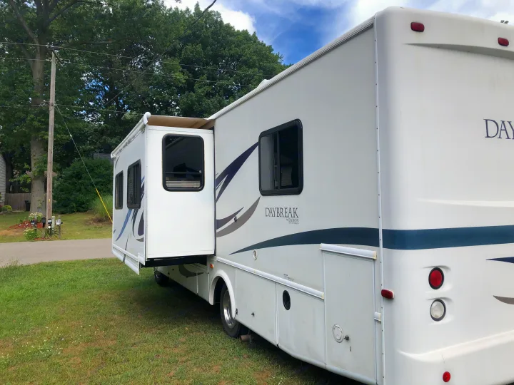 Daybreak motorhome with extended slide-out, ready for your next RV rental adventure. Perfect for travel!. Damon Daybreak 2005