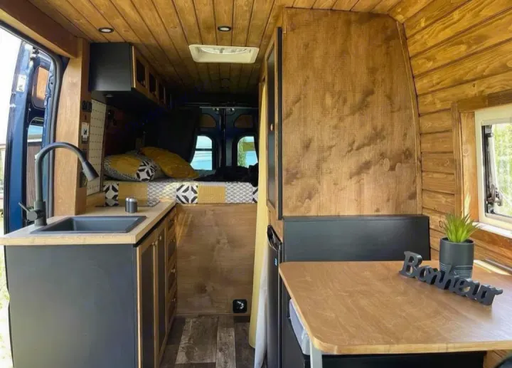 Belle grande espace pouvant être debout à l'intérieur. Adventure Caravans Leichhardt 2021