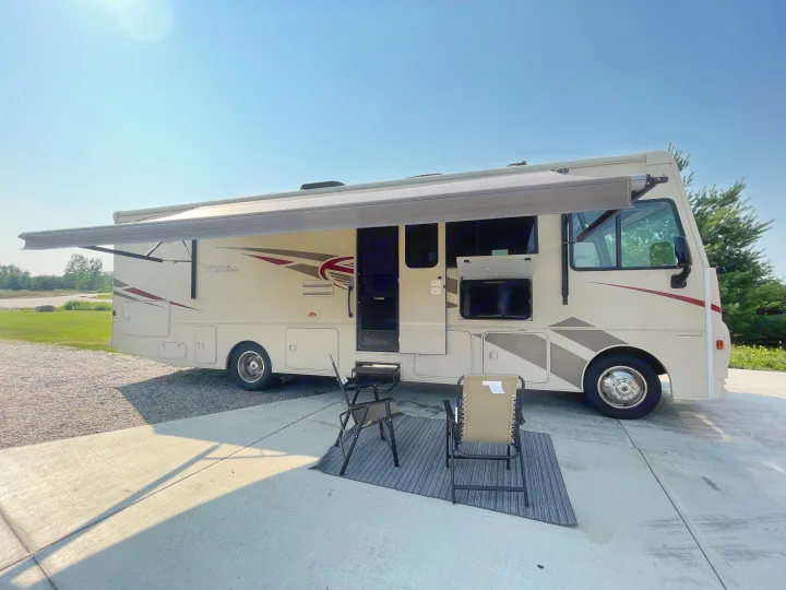 Large awning over the outdoor tv.  Enjoy the sunset or watch your favorite movie under the stars. Winnebago Vista 2017