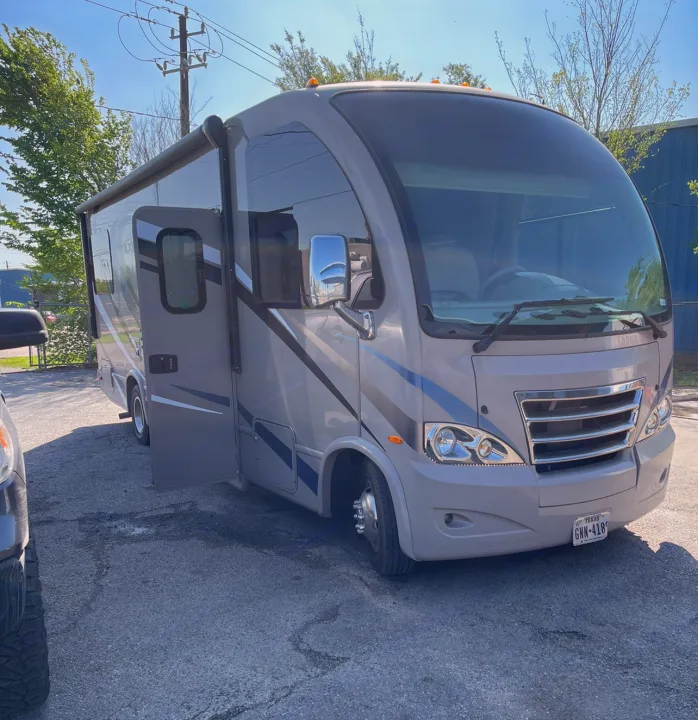 Thor Motor Coach Axis 2016