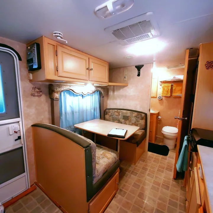 Comfortable little dinette that converts to small sleeping area.. Aerolite Aerolite 2004