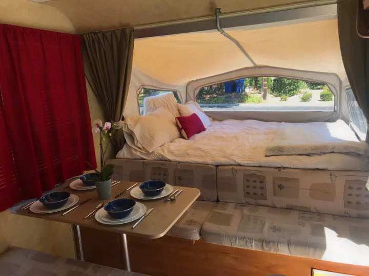 Room for four to sit down to eat at the table, with bench seating for a few more!. Starcraft Travel Trailer 2006
