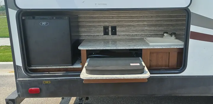 Two burner stove, sink and refrigerator. This refrigerator only works with shore power. . Heartland North Trail 24bhs 2017