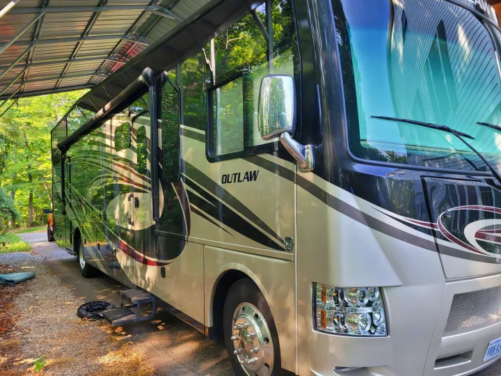 Thor Motor Coach Outlaw 2016