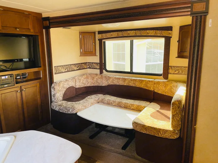 Table lowers and adds sleeping space. Jayco White Hawk Ultra Lite 2014