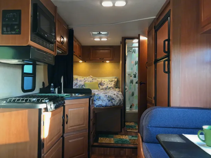 Stove, Large sink, Microwave, Fridge. Thor Motor Coach Four Winds Majestic 2017