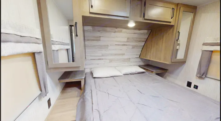 Ungraded Pillow-top mattress, closing locking door. . Palomino Puma 2022