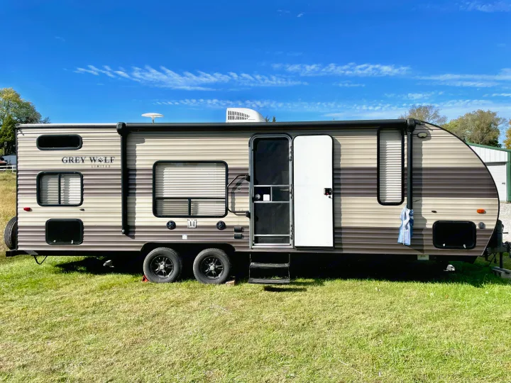 26 Foot w/ outdoor speakers and automatic awning. Forest River Cherokee Grey Wolf 2017