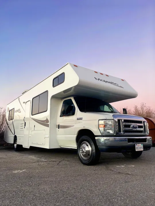 Ford Majestic 2011