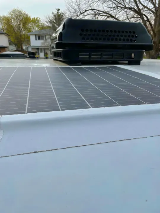RV rental roof view: large solar panel & black vent fan. Ideal for off-grid adventures!. ROULOTTE PROLITE ROULOTTE PROLITE 2020