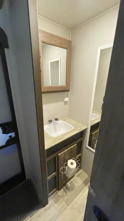 Master bathroom. Crossroads RV Zinger 2020