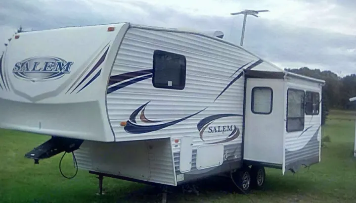 This large white Salem fifth-wheel RV, ideal for rv rental, features a slide-out and is ready for your next adventure.. Forest River Salem 2011