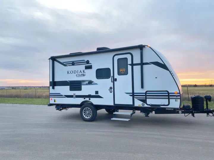 Comfortable queen sized bed with closet/storage.. Dutchmen Kodiak Cub 2021