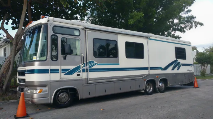 left side of RV showes the drivers door, and one large slide, giving lots of exytra space inside. Gulf Stream Yellowstone 1997