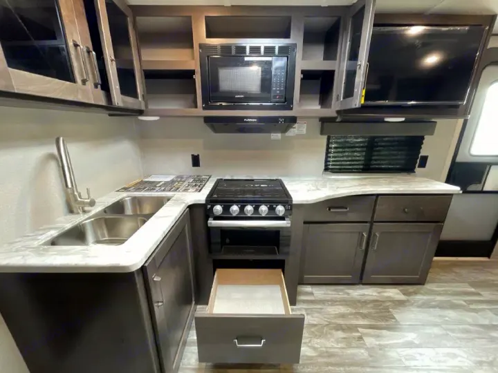 Galley. Grand Design Transcend 2022