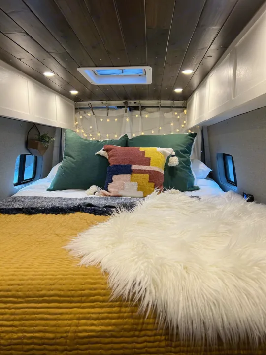 The loft converts into a queen sized bed when you're ready to hit the sack after a day of adventure. Freightliner Sprinter 2006