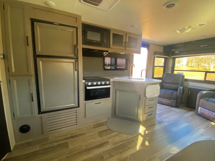 Experience our modern RV rental! Full kitchen with appliances & comfy living area with recliners. Perfect for your next adventure.. Jayco Jay Feather 2021