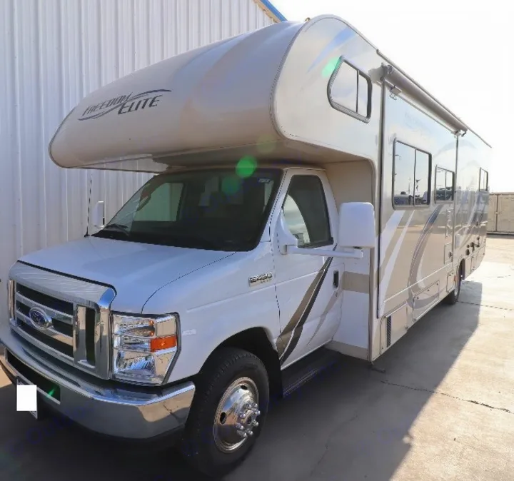 White and beige Class C Freedom Elite Ford E-450 RV rental offers comfort & space for your next trip.. Thor Freedom Elite 2019