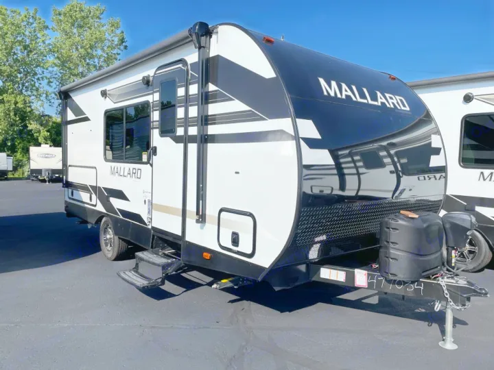 Modern black & white RV/travel trailer, ideal for an RV rental. Explore the outdoors in comfort.. Heartland mallard 2022