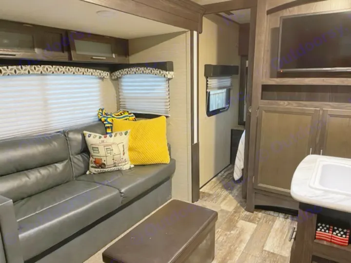 All new flooring through out trailer. Couch turns into a bed, Ottoman has extra sheets, also nice to put your feet up. . Keystone Kodiak 2018