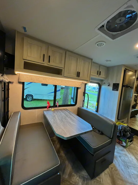 Dinette. Forest River Sunseeker 2022