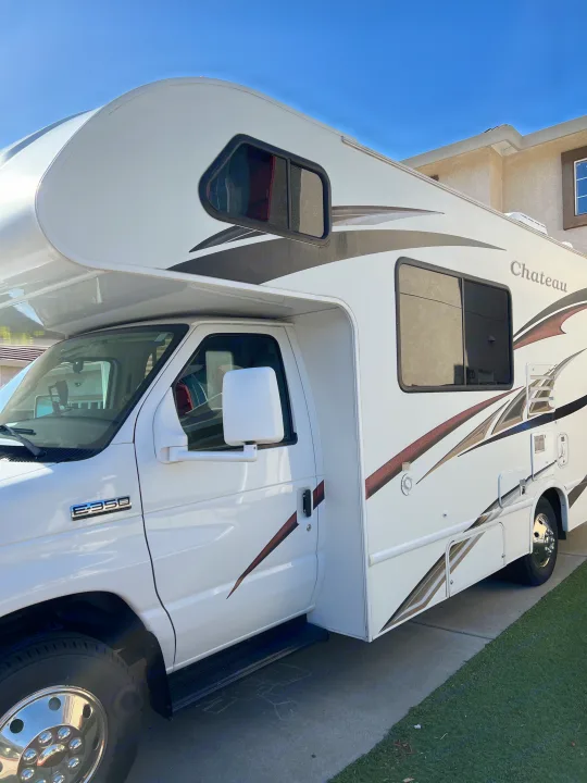 White Class C Chateau E-350 rv rental, ready for your next travel adventure on a sunny day.. Thor Chateau 2012