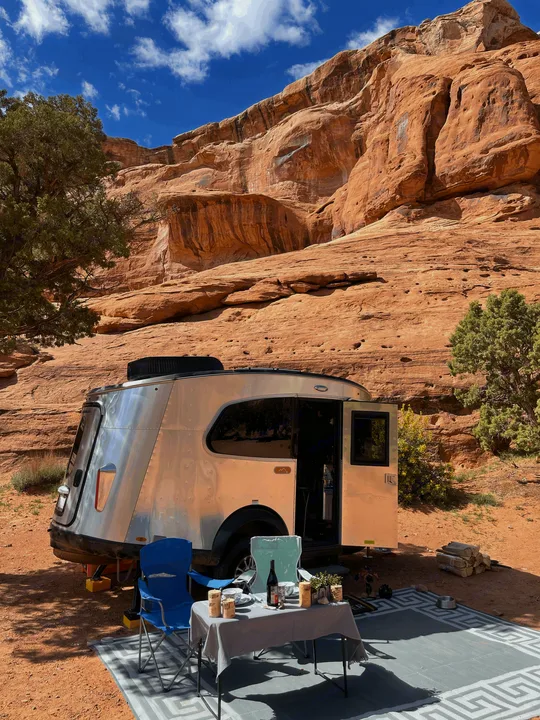 Dining al fresco!. Airstream Basecamp X 2021