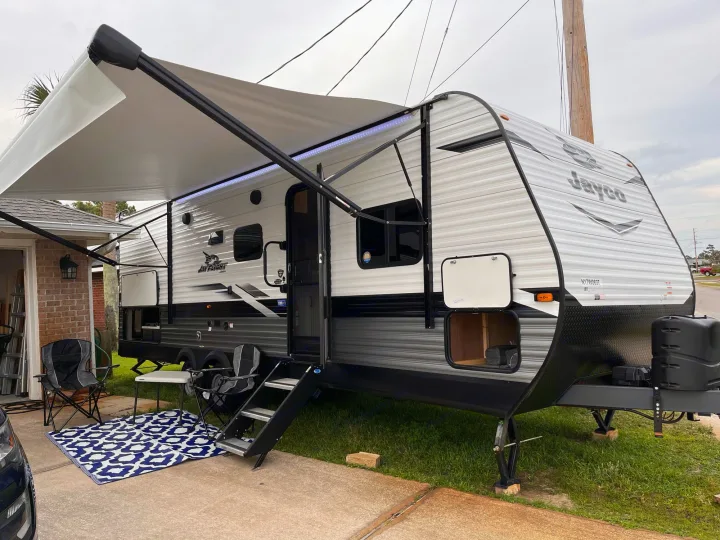 Spacious Jayco travel trailer for your next rv rental. Features extended awning, outdoor rug, & chairs for relaxing.. Jayco Jay Flight 2022