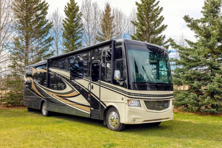 Luxury Newmar Canyon Star RV rental parked on grass, ideal for road trips. See this spacious motorhome.. Other Canyon Star 2020