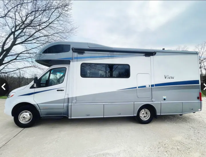 Sleek white & gray Winnebago View RV rental with blue stripes, perfect for your next road trip. Seen from the side.. Winnebago View 24J 2020