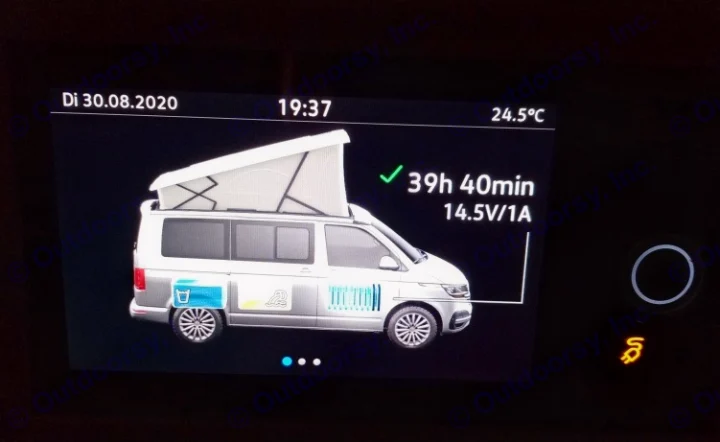Digital display of an RV rental showing a pop-top camper's battery charging (39h 40m) and water levels. Time, temp included.. Volkswagen California Coast T6.1 DSG7 2022
