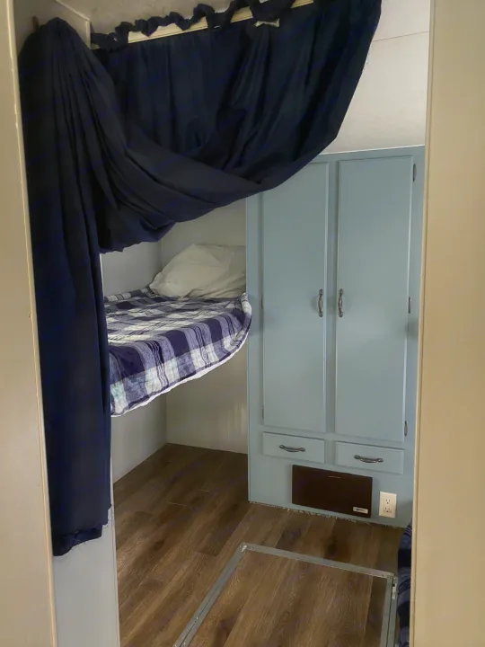 1 of the 2 sets of bunks in the back of the camper . Fleetwood Mallard 2000