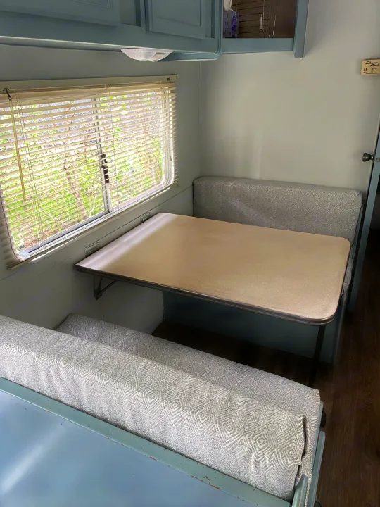 Dining table that turns into a bed if necessary.. Fleetwood Mallard 2000