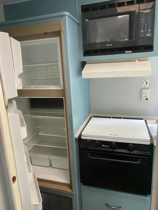 Decent size fridge and freezer, and microwave above the stove/oven.. Fleetwood Mallard 2000