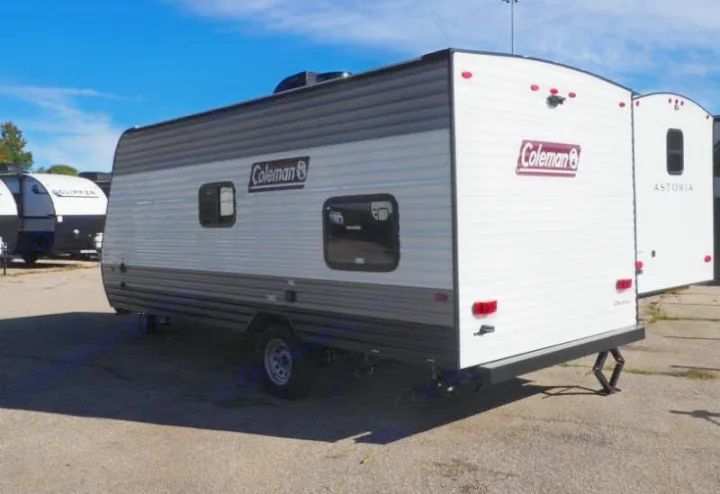 A Coleman travel trailer, ready for RV rental, parked outdoors. View of its side, rear, and stabilizer jacks.. Coleman Coleman Lantern 2022