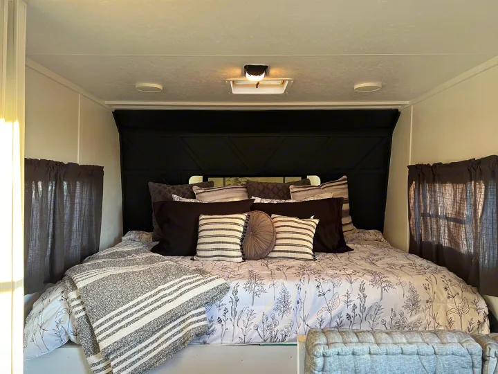 Queen Bed with full storage below. Coachmen Catalina 1999