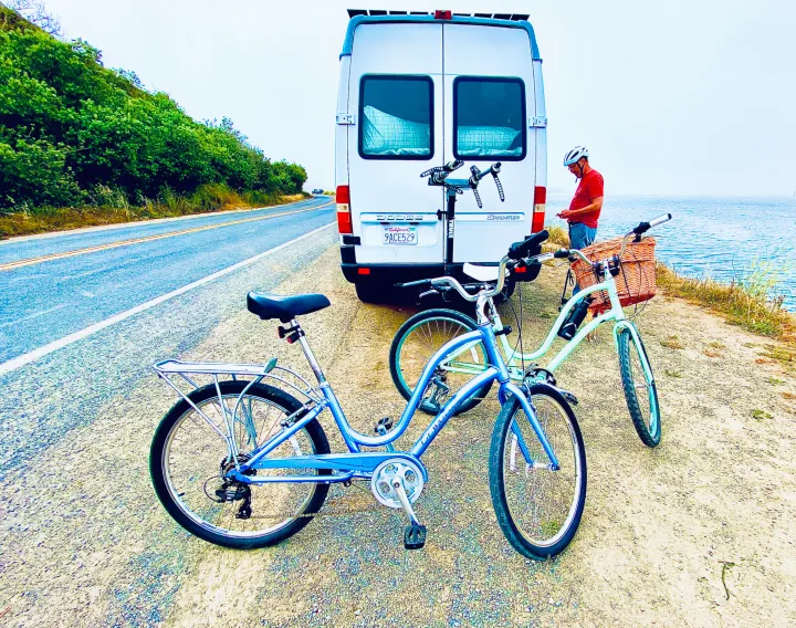 Our Thule bike rack fits up to 4 bicycles.. Mercedes Sprinter 2005