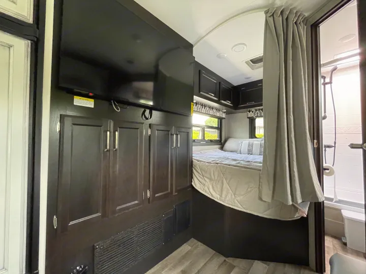 Queen bed. Jayco Redhawk 2021