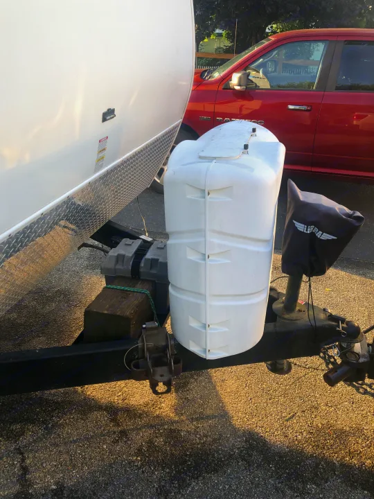 (2) 40 gal propane tanks / Auto hitch / 7pin connector. Keystone RV Outback 2011