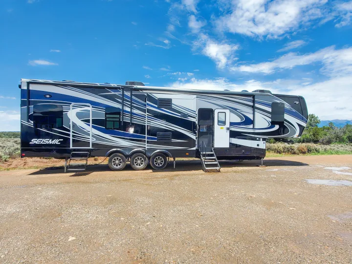 Great camper for sleeping your family and friends!. Jayco Seismic 2015