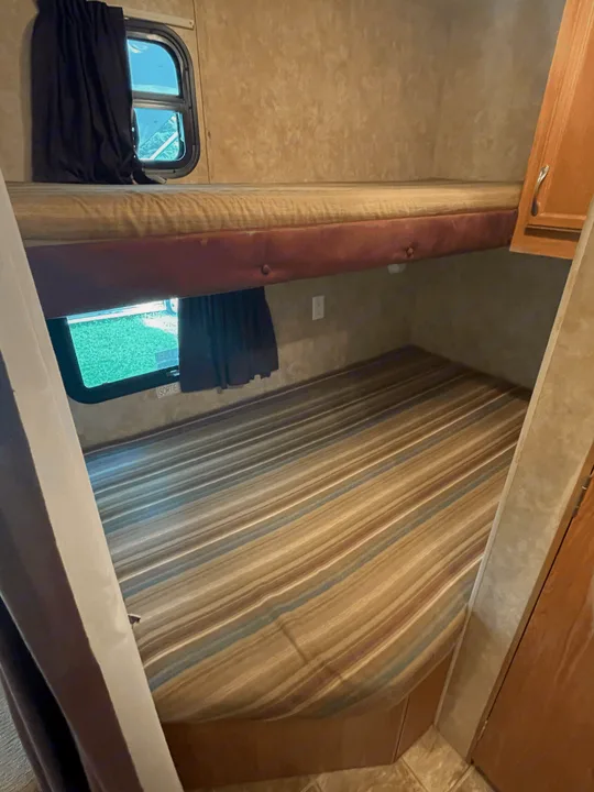 Double bed and single bunk with curtain divider.. Jayco Jay Flight 2009