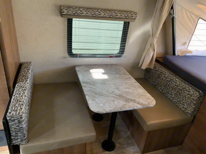 4 persons dinette . K-Z Manufacturing Escape 2017