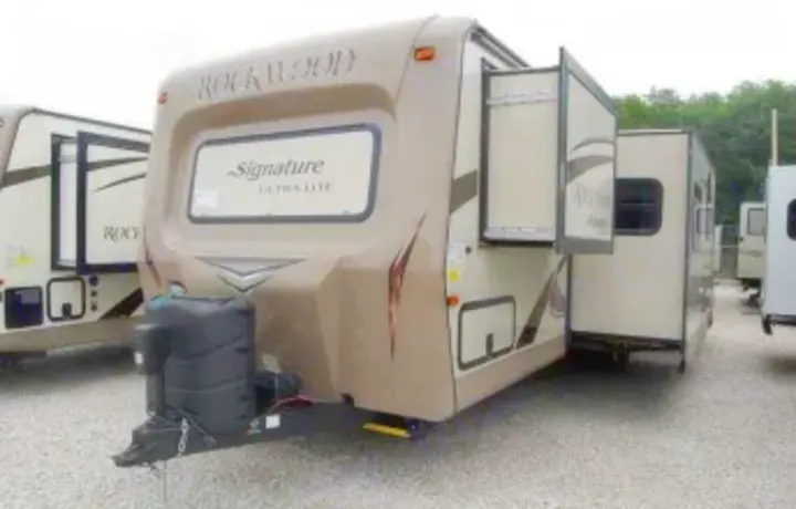 Forest River Rockwood Signature Ultra Lite 2016