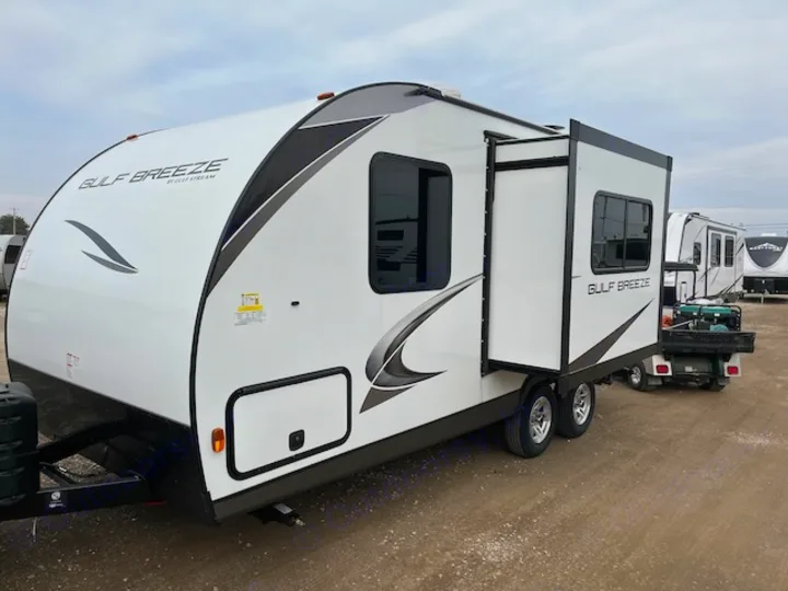 White Gulf Breeze travel trailer RV with an extended side, perfect for your next RV rental adventure.. Gulf Stream 21QBS 2022