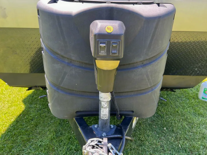RV rental front: power tongue jack for effortless leveling and hitching.. Palomino Puma XLE 25 2018