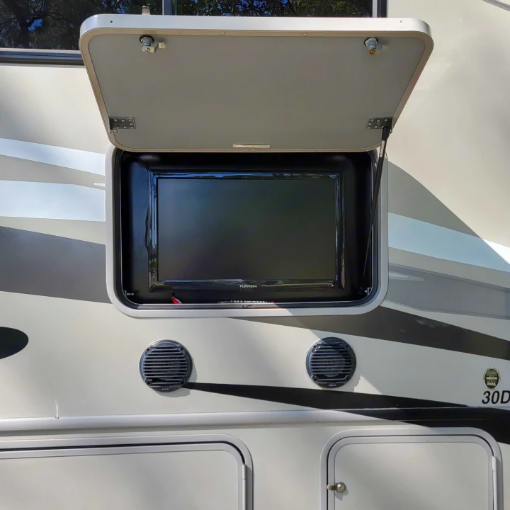 Enjoy outdoor entertainment with this RV's external TV and speakers, perfect for your next rv rental adventure.. Forest River Fr3 2015