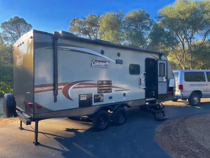 Dutchmen Coleman Light LX 2017