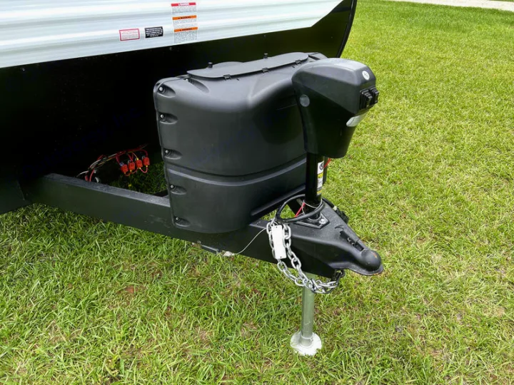 RV rental's front: A-frame hitch, power tongue jack, and dual propane tanks setup.. jayco Jay Flight 2022