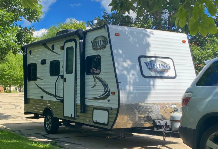 Our beautiful all-inclusive camper travels easily with a single axle and stabilizes quickly with stabilizer jacks when you arrive.. Coachmen Viking 2017