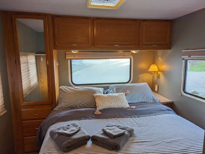 The COMFY real queen Mattress means you'll have a wonderful rest after a long day of exploring the beauty of Alaska.  We provide all the linens!. Winnebago Minnie Winnie 1999